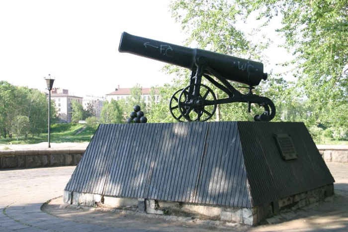 Крепостное орудие на постаменте в Петрозаводске